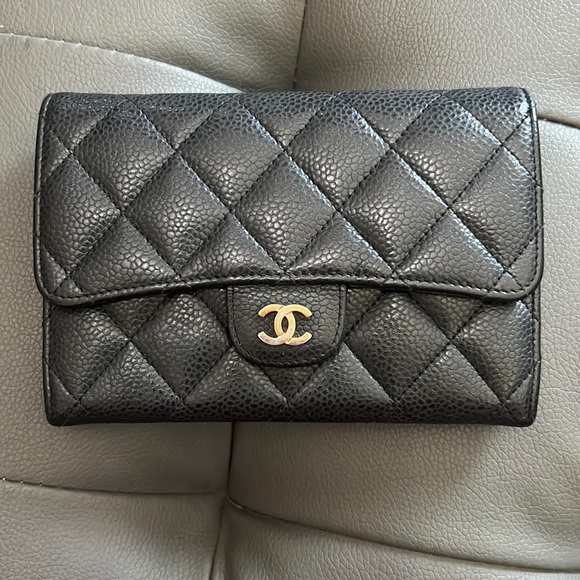 CHANEL Handbags - Chanel CC gusset classic wallet